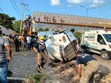 Hay 49 migrantes muertos y 58 lesionados tras volcadura en carretera Chiapa de Corzo-Tuxtla Gutiérrez