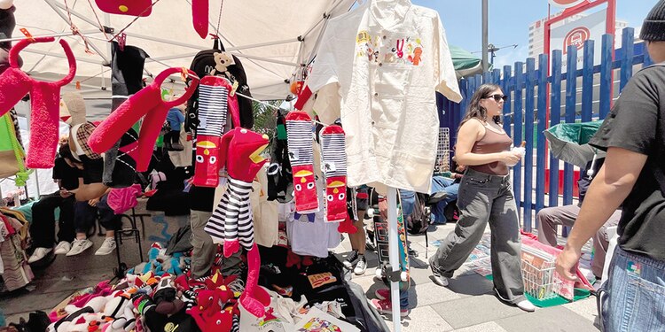Los comerciantes han invadido hasta la entrada del tren Suburbano