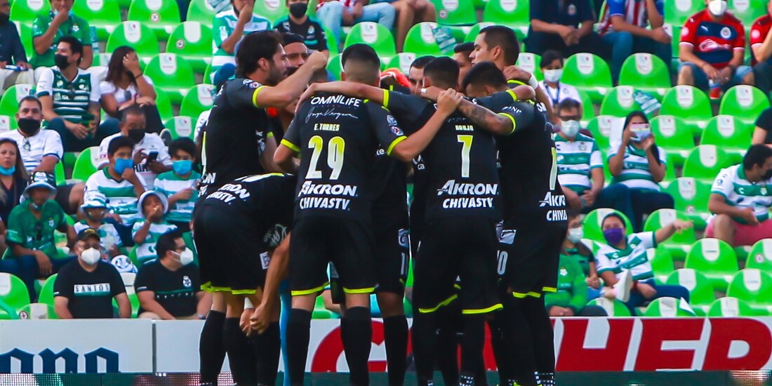 Futbolistas de Chivas antes de su partido contra Santos el pasado 15 de agosto en la Fecha 4 de la Liga MX.