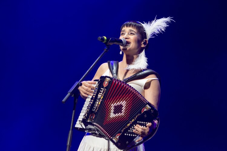 Julieta Venegas se lució en su primera participación en el AXE Ceremonia. Llegó con muchas sorpresas, entre éstas, que cantó una nueva versión de "Eres para mí"