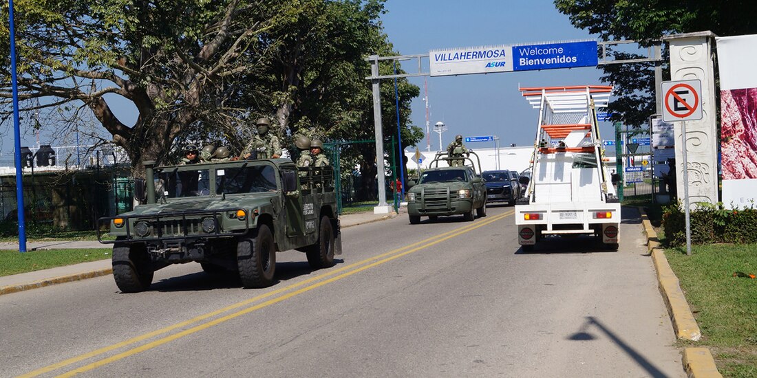 Elementos del Ejército durante su arribo a la capital de Tabasco, ayer.