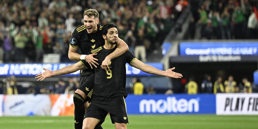 Raúl Jiménez celebra con sus compañeros uno de sus goles, anoche.