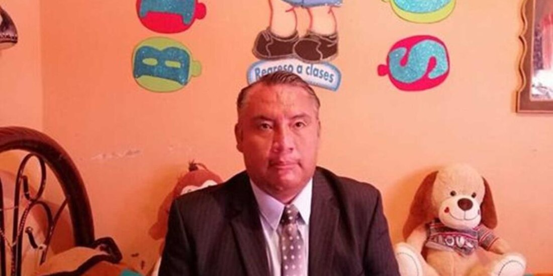 Maestro adapta su recámara como salón de clases online