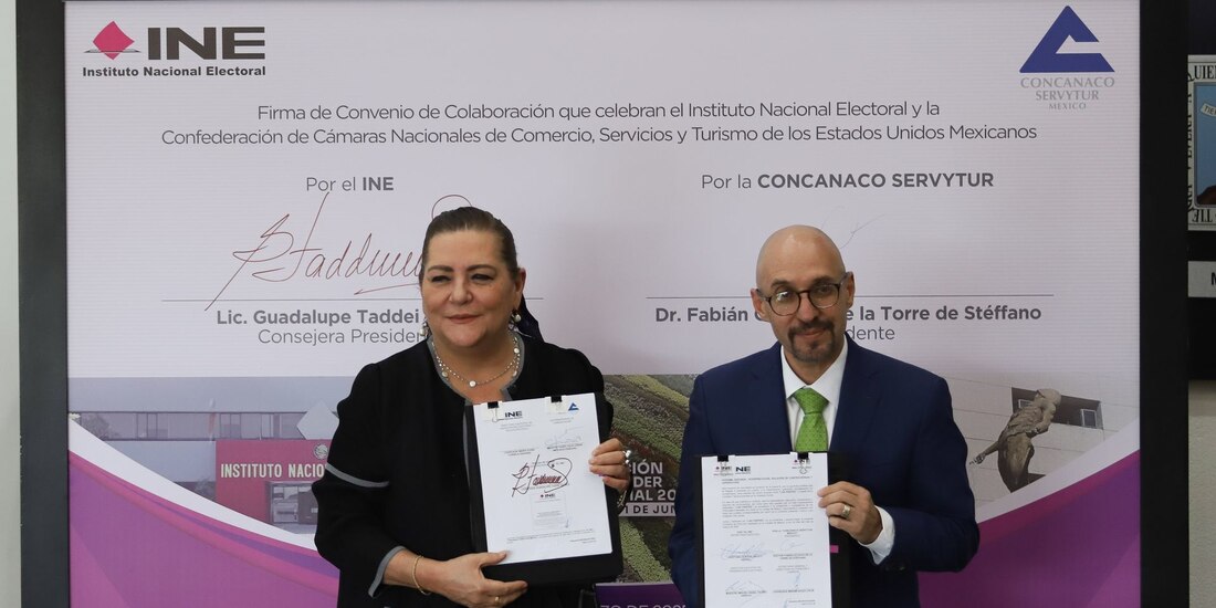 Guadalupe Taddei, consejera presidenta del INE y el presidente de la Concanaco Servytur, Octavio de la Torre.
