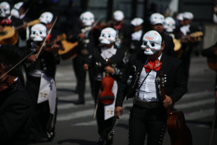 Mariachis catrines hicieron su presencia en una de las vialidades más importantes de la Ciudad de México.