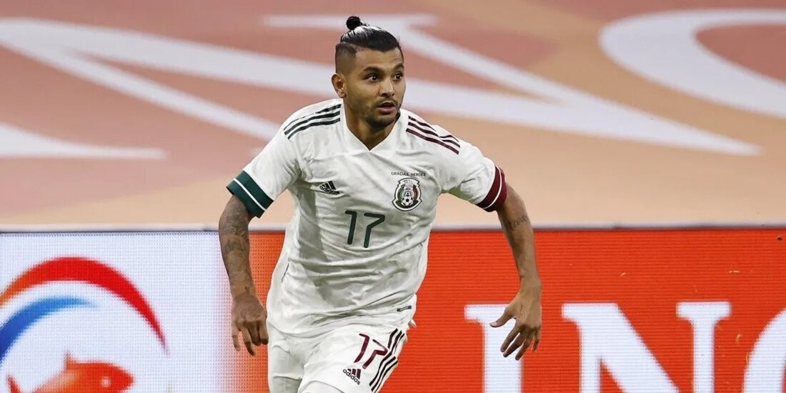 Jesús "Tecatito" Corona conduce el balón durante un partido con la Selección Mexicana.