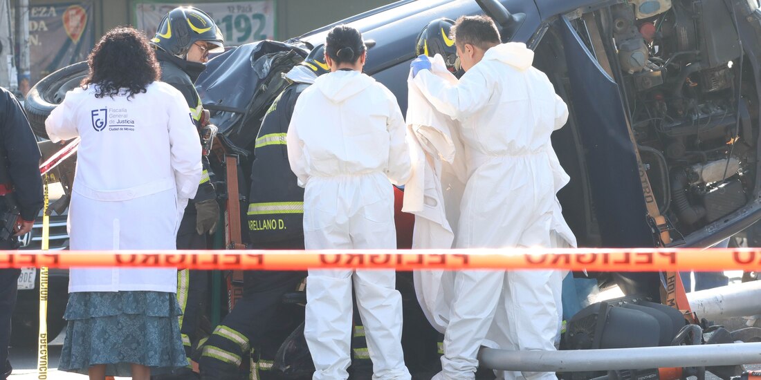 Peritos atienden un accidente en el que murieron dos personas, el 1 de junio.