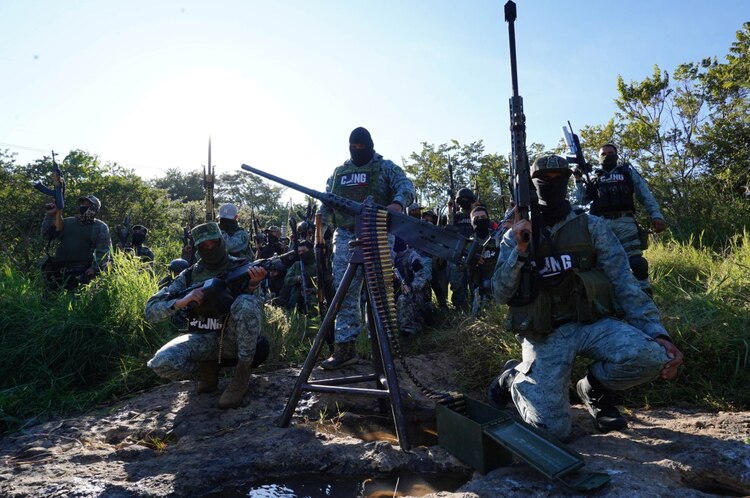Supuestos integrantes del CJNG, en la sierra de Michoacán, en noviembre de 2023