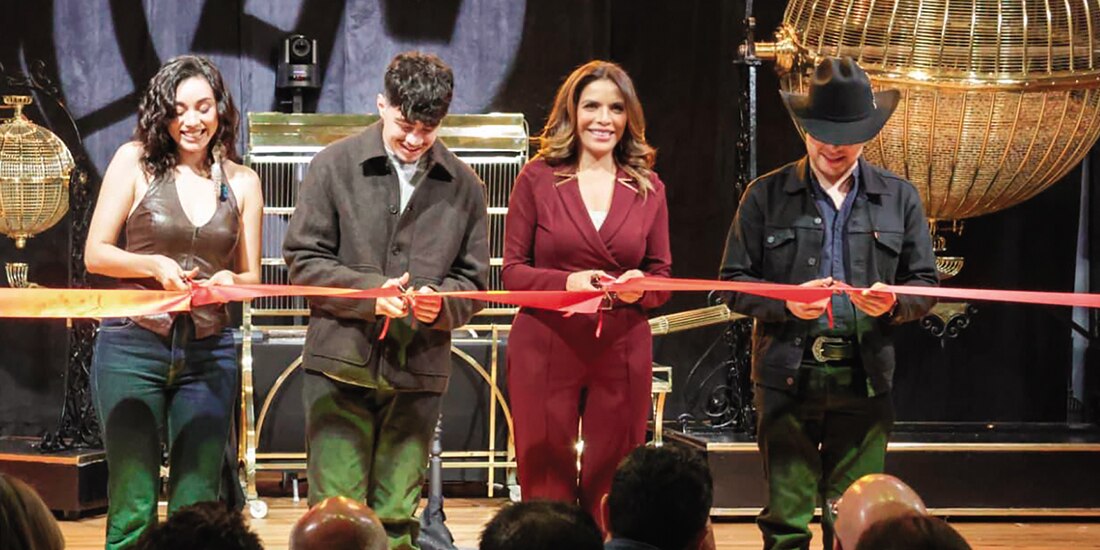 Olivia Salomón (c), ayer con los integrantes del grupo musical Legado de Grandeza en la renovación del teatro de la Lotería Nacional.