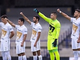 Futbolistas de Pumas previo a un partido del club en la Liga MX.