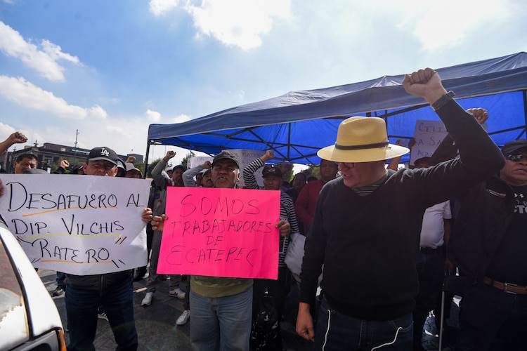 Trabajadores de Ecatepec del SUTEYM se manifestaron por falta de pagos.