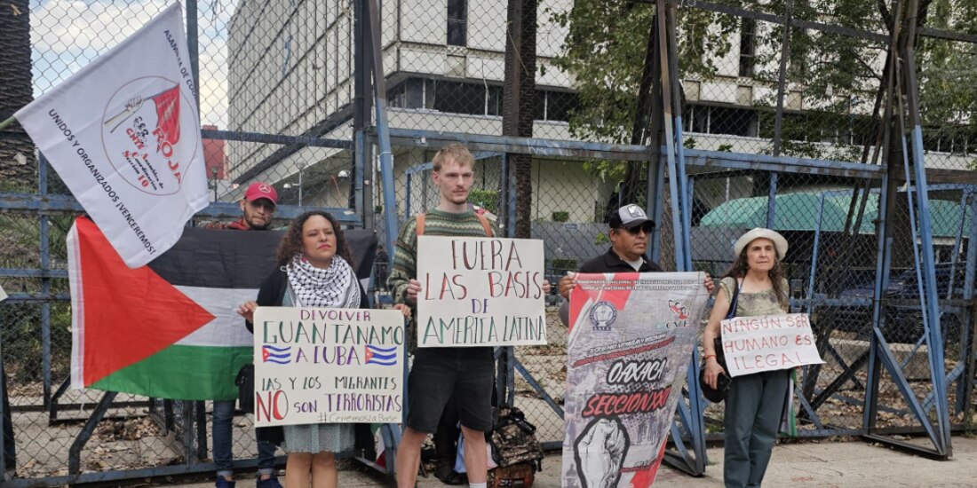 Manifestantes frente a la antigua embajada de Estados Unidos, en la Ciudad de México, ayer.