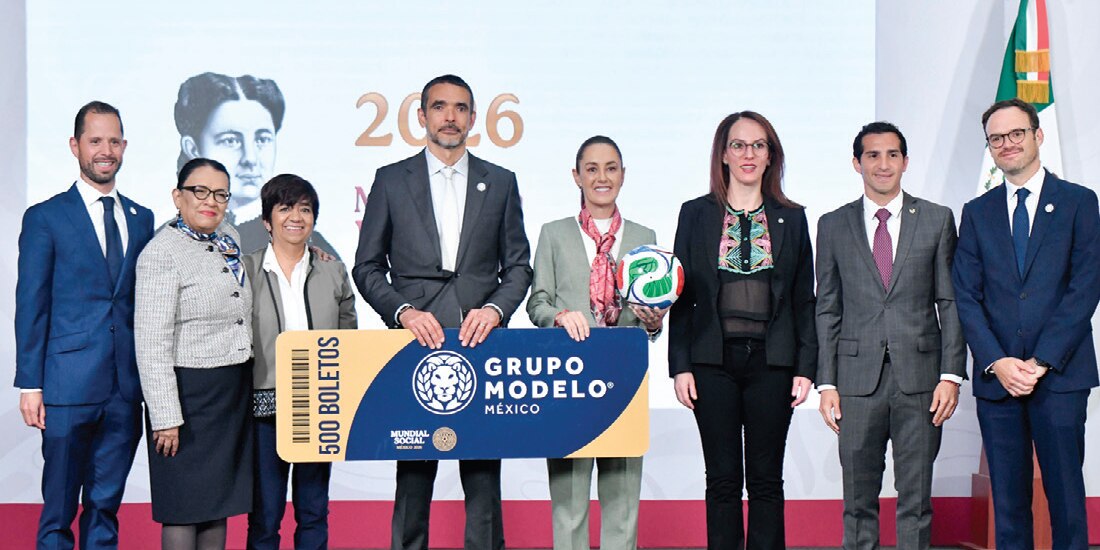 LA MANDATARIA, parte de su Gabinete y el presidente de Grupo Modelo, ayer.