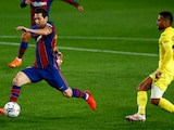 Lionel Messi avanza con el balón frente a Francis Coquelin del Villareal durante el partido de la Liga de España, el pasado 27 de septiembre.