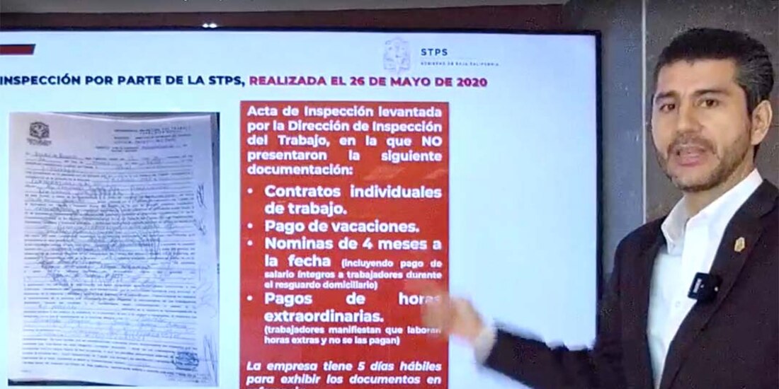 Sergio Moctezuma, secretario del trabajo de BC, muestra algunas irregularidades de empresas en la entidad durante la pandemia.