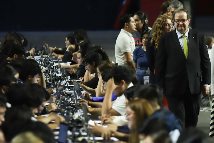 El rector de la UNAM, Leonardo Lomelí Vanegas, supervisó el examen de control en la CDMX.