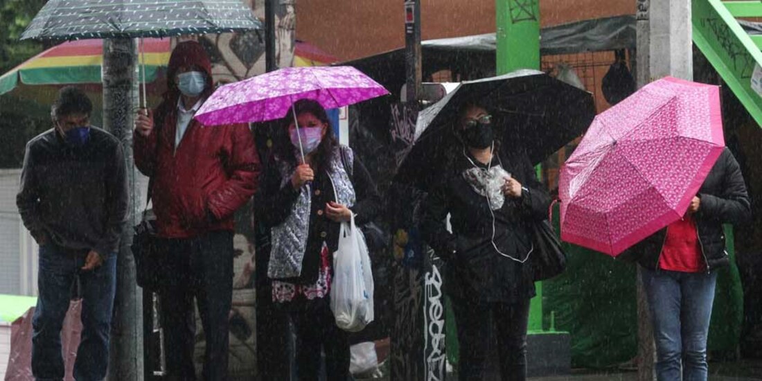 Imagen muestra capitalinos con paraguas en mano debido a las lluvias de esta temporada.