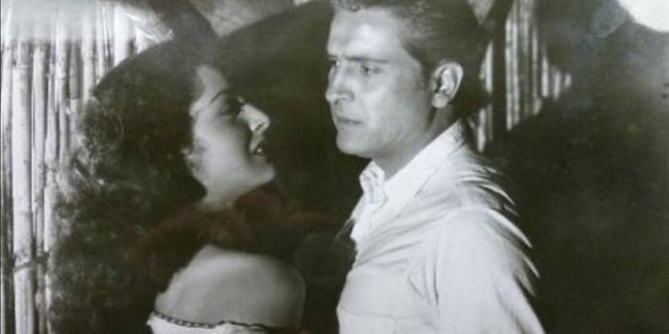 Algo flota sobre el agua (1948) │
Director: Alfredo B. Crevenna
Un drama romántico ambientado en el puerto de Veracruz. La trama explora las pasiones y conflictos sociales detonados por la presencia de una hermosa mujer, cuya historia inspiró el famoso tema musical “Flor de azalea”.