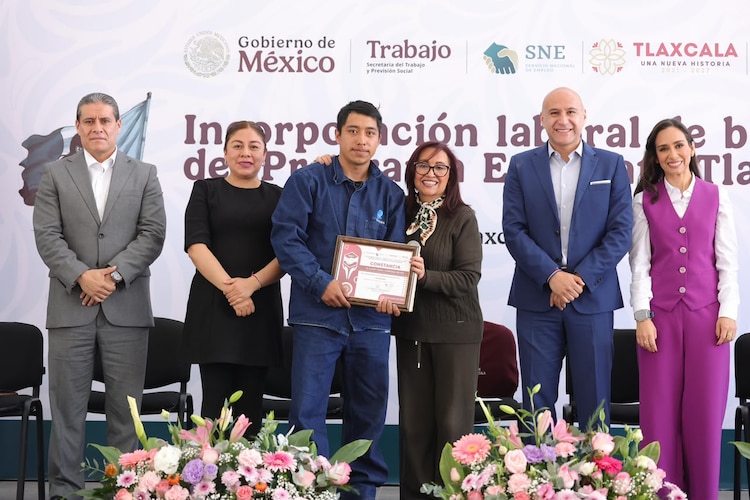 Lorena Cuéllar Cisneros junto a autoridades de la STyC y representantes del sector empresarial durante la ceremonia de clausura del programa de empleabilidad.