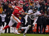 El mariscal de campo de los Kansas City Chiefs, Patrick Mahomes (15), es presionado por el profundo de los Jacksonville Jaguars, Andre Cisco (5), en la ronda divisional de la NFL.