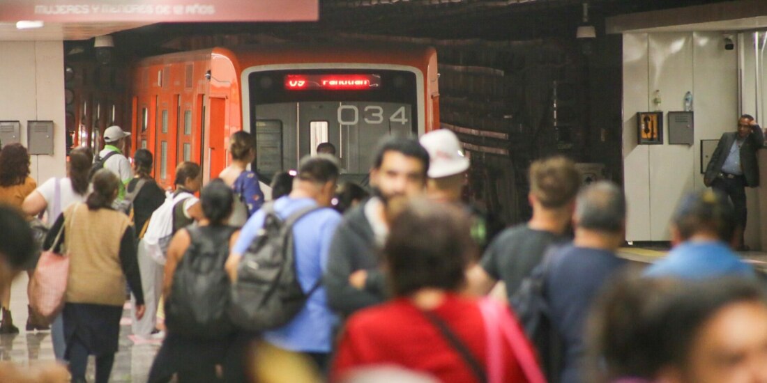 Los usuarios abarrotaron nuevamente las estaciones del Metro reabiertas, ayer.