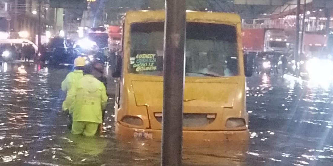La acumulación de agua afectó el flujo vehicular sobre la Calzada Ignacio Zaragoza a la altura del Puente de la Concordia.
