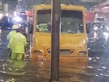 La acumulación de agua afectó el flujo vehicular sobre la Calzada Ignacio Zaragoza a la altura del Puente de la Concordia.