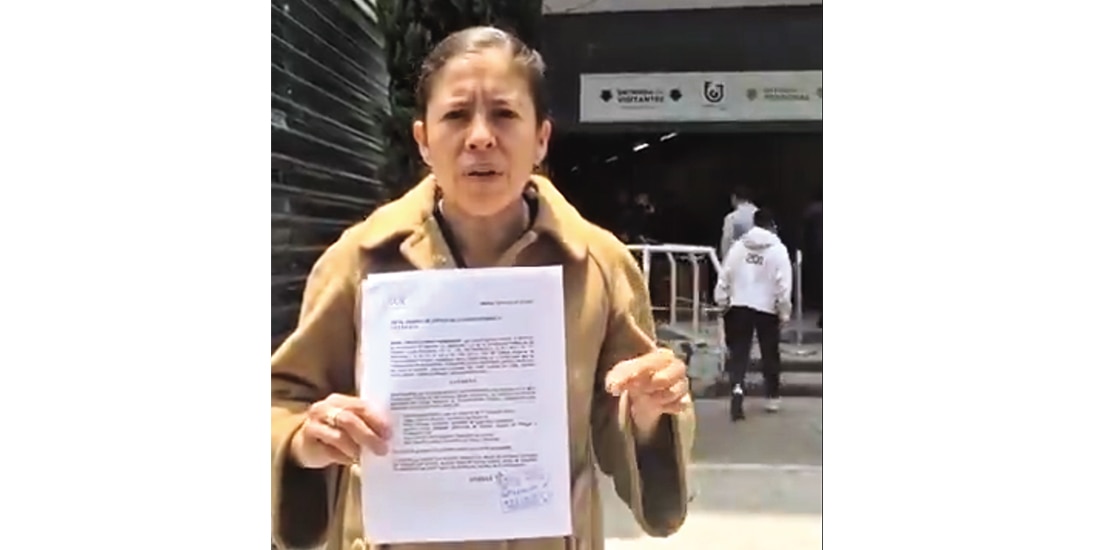 la integrante del CEN Priscila Vera, ayer, afuera de la Fiscalía capitalina.