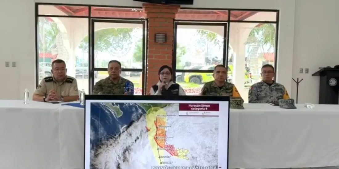 Al centro, la titular de CNPC, Laura Velázquez, durante el aviso de la suspensión de actividades no esenciales en 24 municipios de cuatro estados.