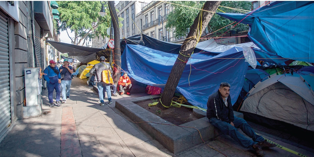 EL PASADO 25 de mayo los maestros de la CNTE instalaron su campamento en la avenida 5 de Mayo, en el Centro Histórico, afectando la vocación económica del sitio.