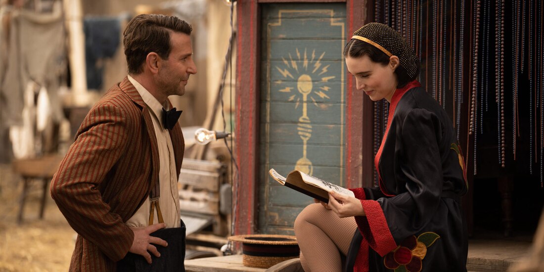 Escena de El callejón de las almas perdidas (Guillermo del Toro, 2021).