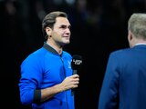 Roger Federer da unas palabras al público que se reunió en la O2 Arena de Londres para ver el último juego de su carrera.
