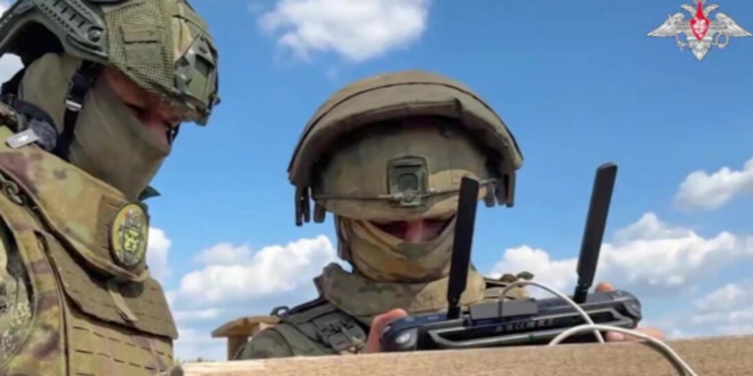 Militares rusos entrenan para operar drones tipo militar, en un lugar no revelado, ayer.