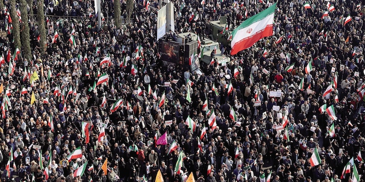 Policías asisten a una manifestación en favor del gobierno en Teherán, Irán, ayer.