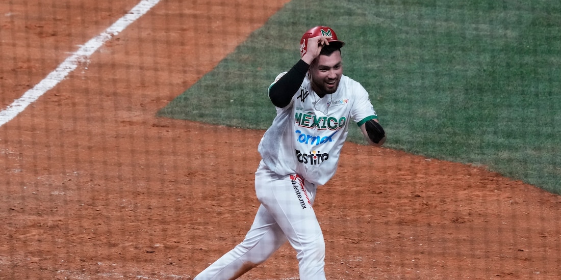 Julián Ornelas festeja luego de anotar la carrera de la victoria de México sobre Colombia en la Serie del Caribe.
