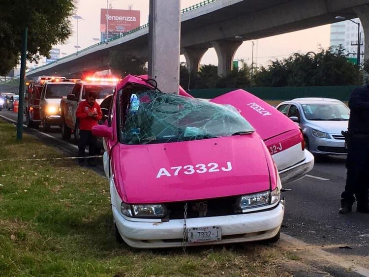 Taxi sobre Periférico Norte