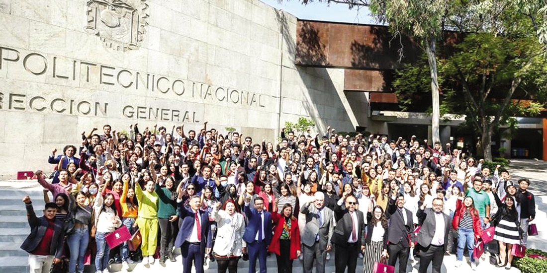 “foto de despedida”, previo al envío de alumnos del IPN al extranjero, en 2023.