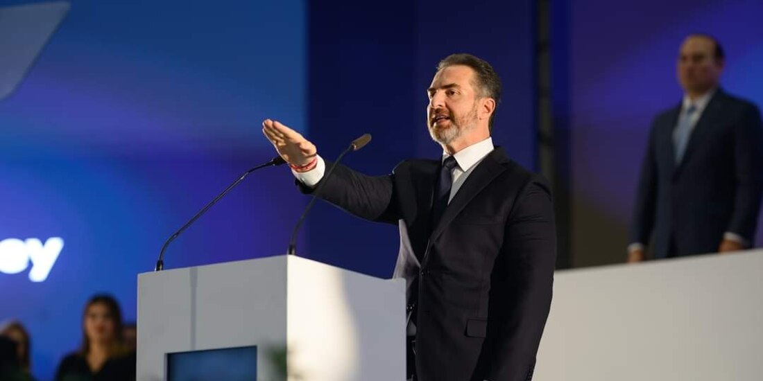 Adrián de la Garza, durante su toma de posesión como presidente municipal de Monterrey, Nuevo León, ayer.