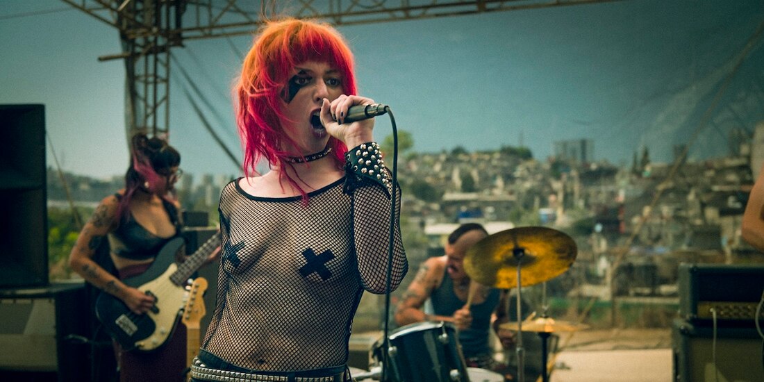 Eva (Diana Laura Di), la protagonista de la historia, es la cantante de Revolt, una banda de punk.