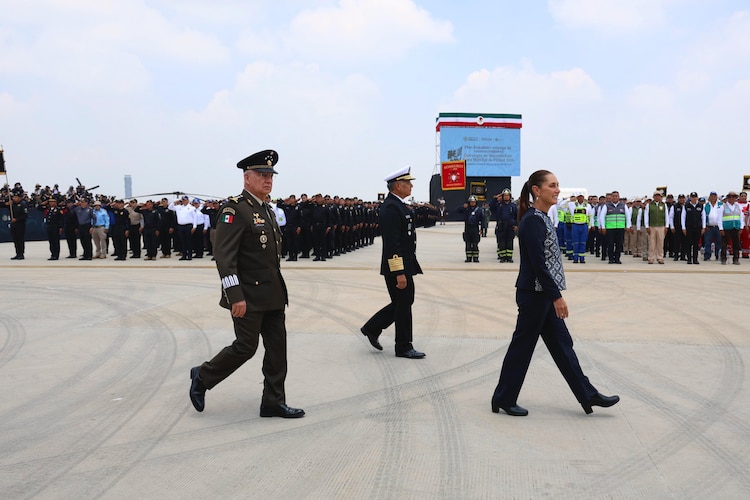 Integrantes de las Secretarías de la Defensa, Marina y SSPC presentes en la ceremonia de reconocimientos en el Estado de México.