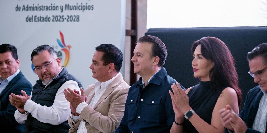Al centro de la imagen el Gobernador de Durango.