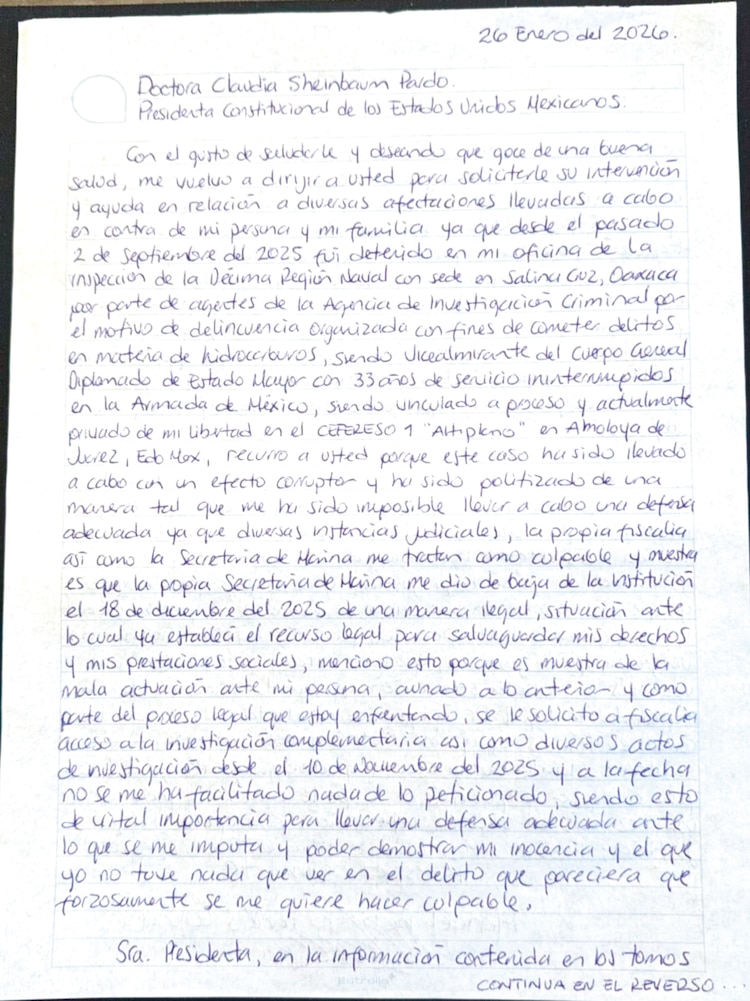 Primera parte de la carta a puño y letra enviada a la Presidenta por el vicealmirante de la Marina Manuel Roberto Farías Laguna, ayer.