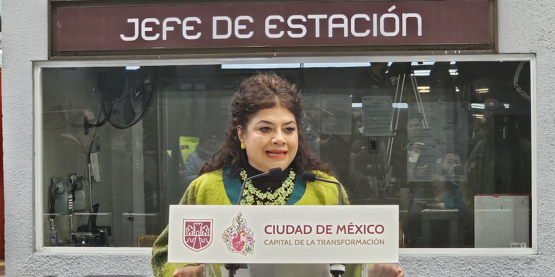 Clara Brugada inaugura unas escaleras eléctricas en la estación Puebla, de la Línea 9 del Metro.