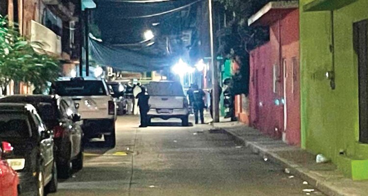 Policías municipales custodian uno de los accesos a donde ocurrió la balacera el martes por la noche.