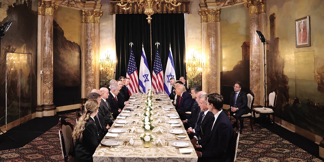El presidente de EU, Donald Trump, y el primer ministro israelí, Benjamin Netanyahu, con sus
delegaciones, en el club
Mar-a-Lago, Florida, ayer.
