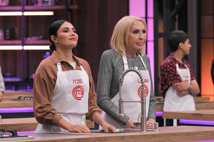 Itzel Barro y Laura Bozzo en MasterChef Celebrity México