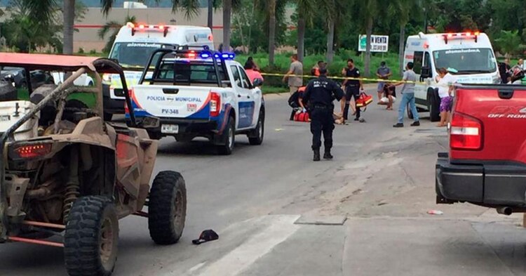 Paramédicos de Protección Civil y bomberos, junto con policías de Puerto Vallarta, atienden a una persona que resultó herida de bala el 18 de julio pasado en el fraccionamiento Fluvial de ese puerto, quien posteriormente falleció.