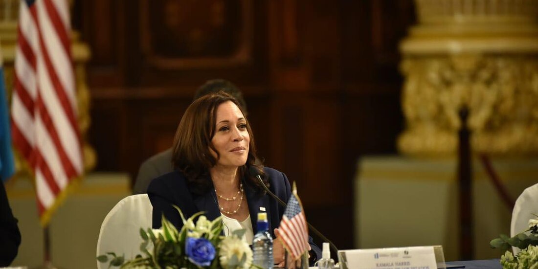 Kamala Harris durante la reunión con el presidente de Guatemala, en Palacio Nacional, este lunes.