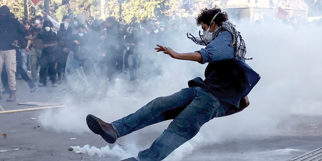 Un Joven es derribado en medio de enfrentamientos con policías en París, ayer.