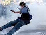 Un Joven es derribado en medio de enfrentamientos con policías en París, ayer.